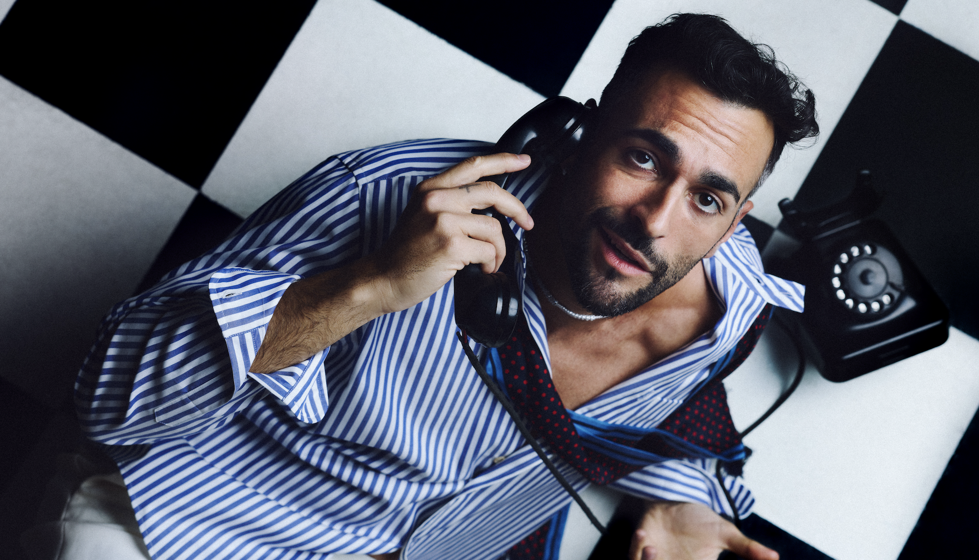 Marco Mengoni debutta come direttore creativo: nasce l’off-line club “Allo Sbagliato”