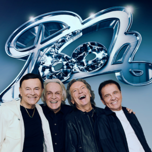 I Pooh incantano il PalaSele: sessant’anni di musica in una grande festa
